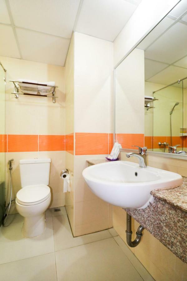 Oyo 234 Tara Grande Hotel & Spa Bangkok Bagian luar foto