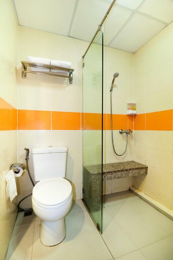 Oyo 234 Tara Grande Hotel & Spa Bangkok Bagian luar foto