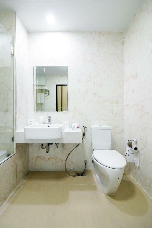 Oyo 234 Tara Grande Hotel & Spa Bangkok Bagian luar foto